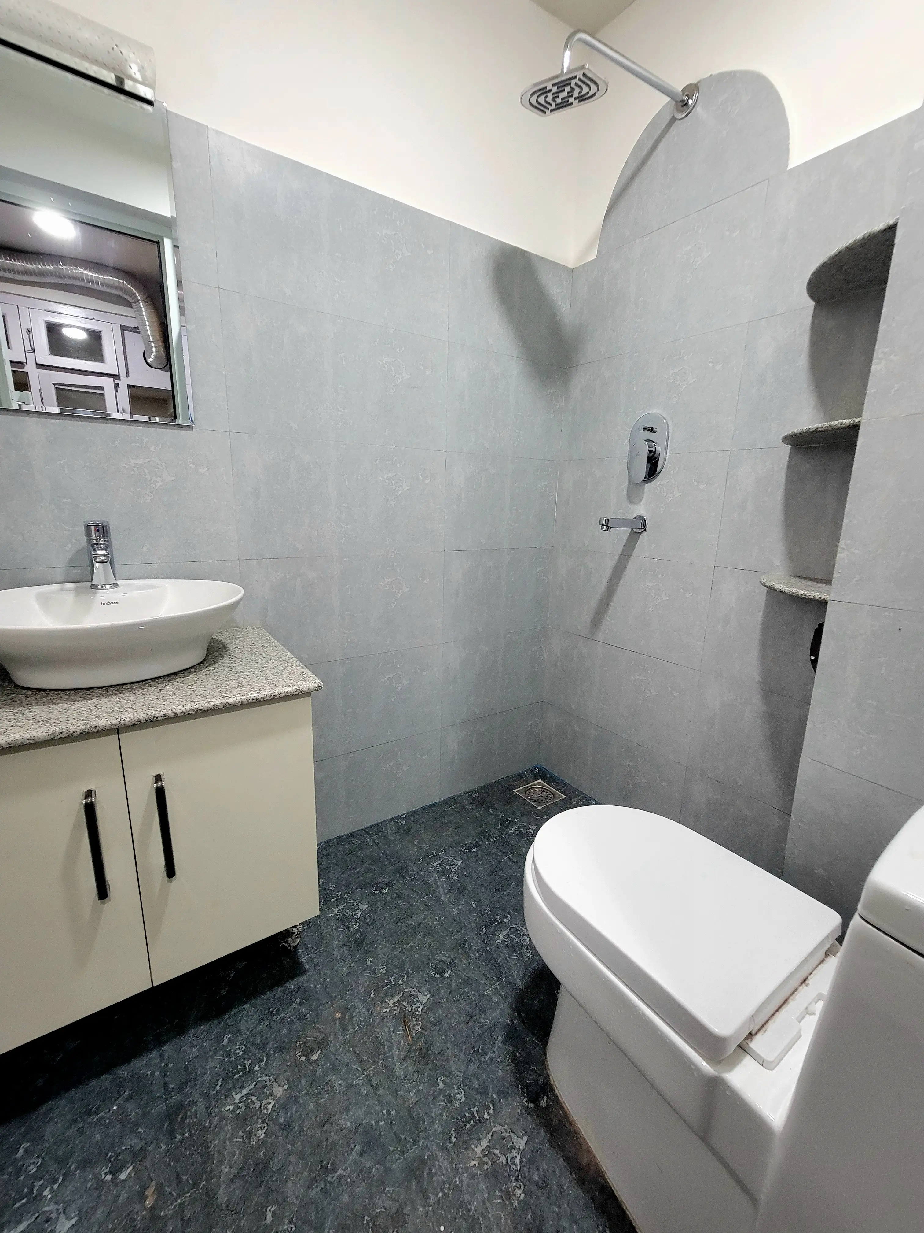 Modern 3 BHKD or 5 Rooms for Office Image 4