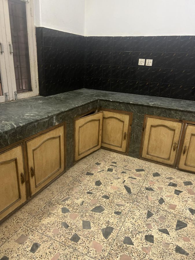 3 rooms 1 kitchen 1 bathroom Image 1
