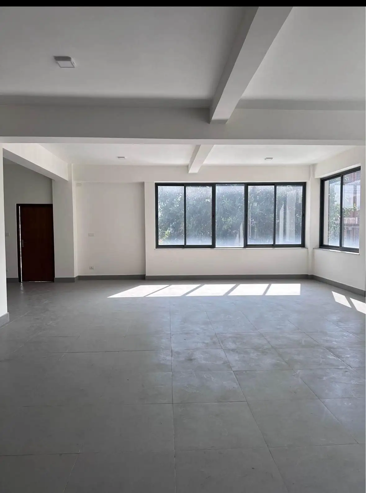 Commercial Space on Rent Image 5
