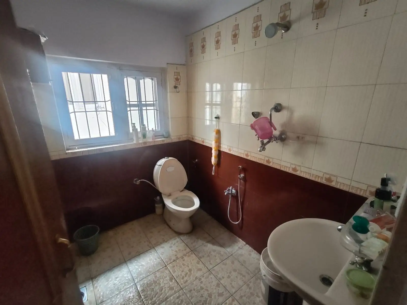 Residential house on rent Image 8