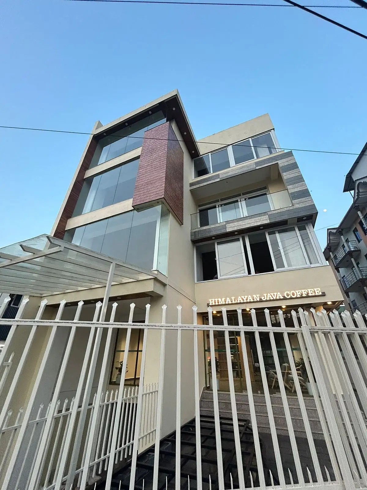 Commercial Building on Rent Image 4