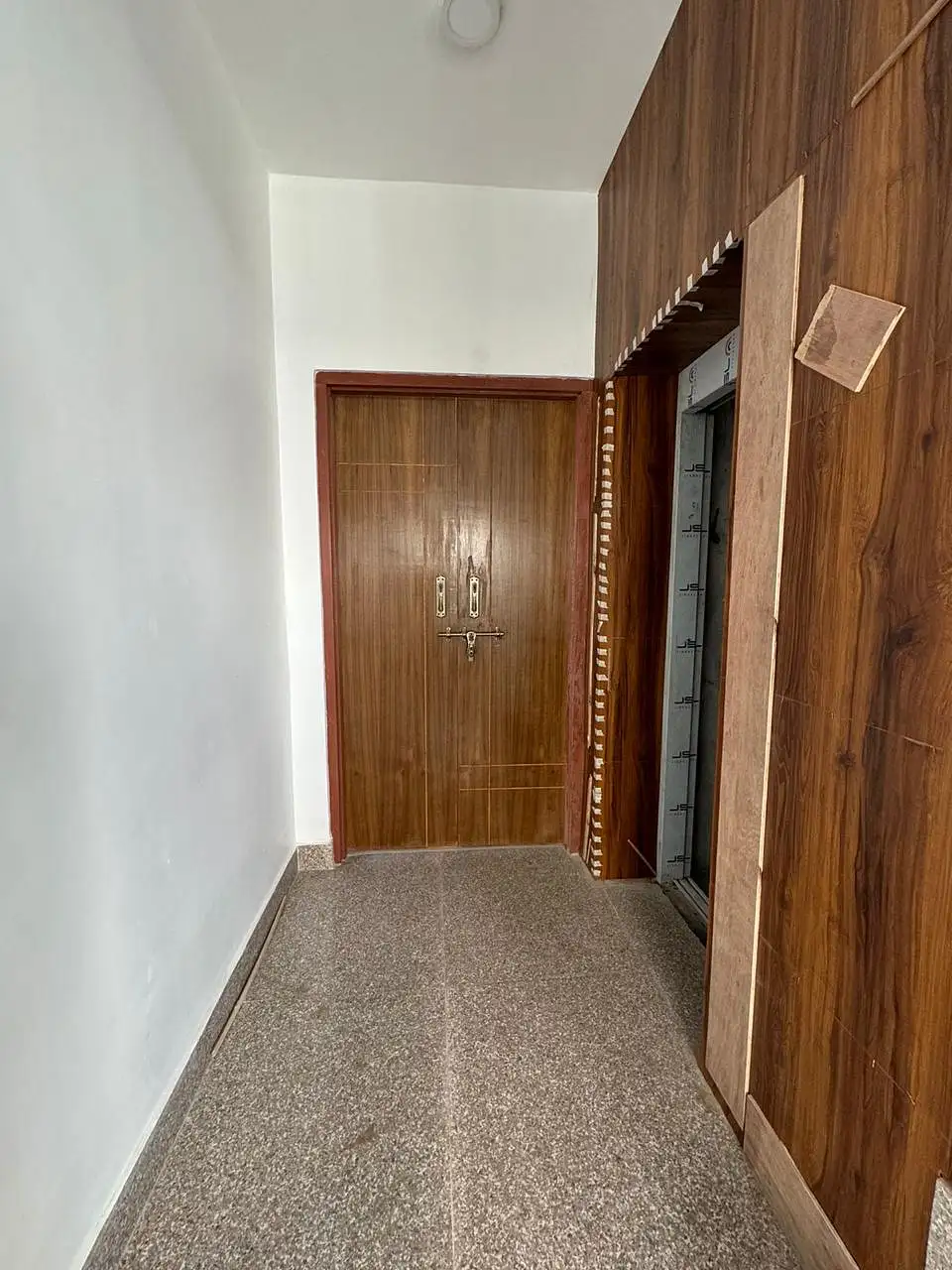 Commercial Building on Rent Image 3