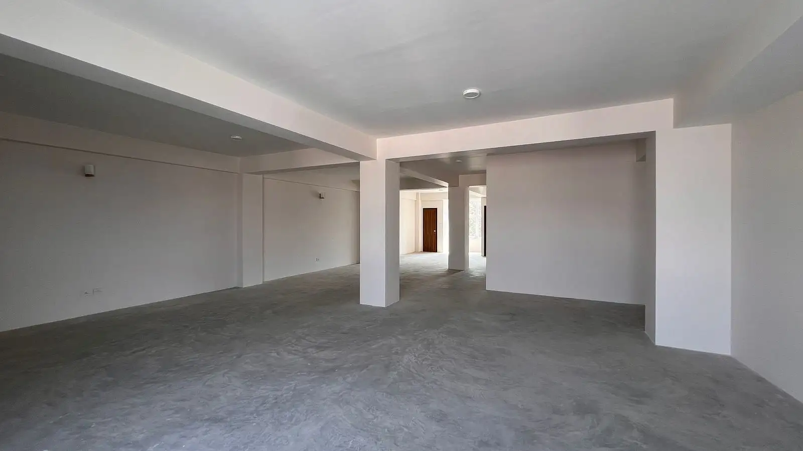 Commercial Building on Rent Image 5