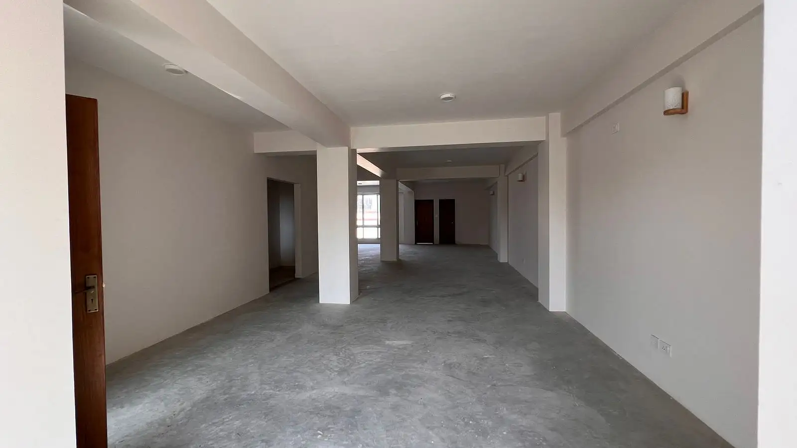 Commercial Building on Rent Image 4