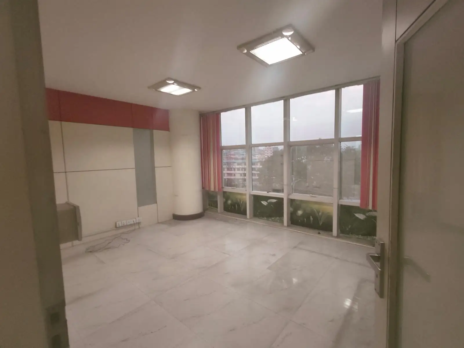 Commercial Space on Rent Image 4